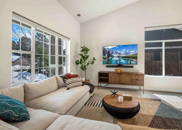 The Rock Trail House+renovated+modern+fireplace+ev+nice Yard *
