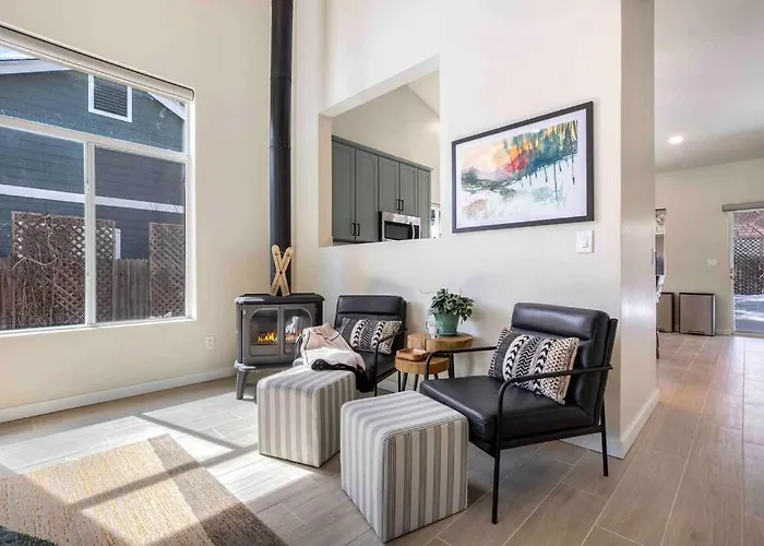 The Rock Trail House+renovated+modern+fireplace+ev+nice Yard *