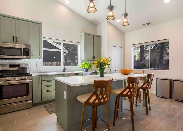 The Rock Trail House+renovated+modern+fireplace+ev+nice Yard *